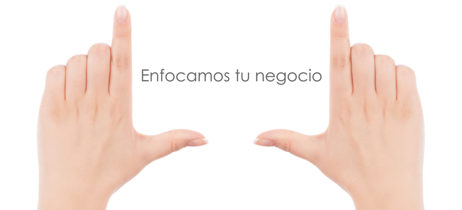 Manos enfocando texto. Enfocamos tu negocio